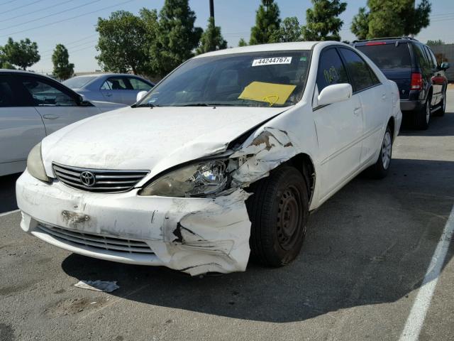 4T1BE32K15U552077 - 2005 TOYOTA CAMRY LE WHITE photo 2