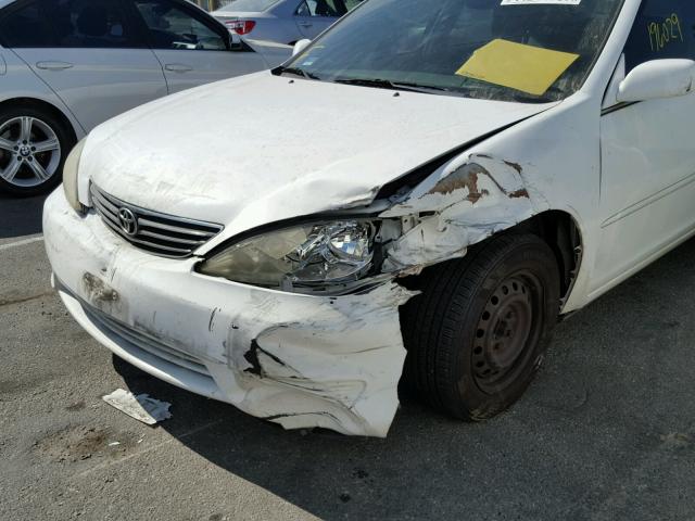 4T1BE32K15U552077 - 2005 TOYOTA CAMRY LE WHITE photo 9