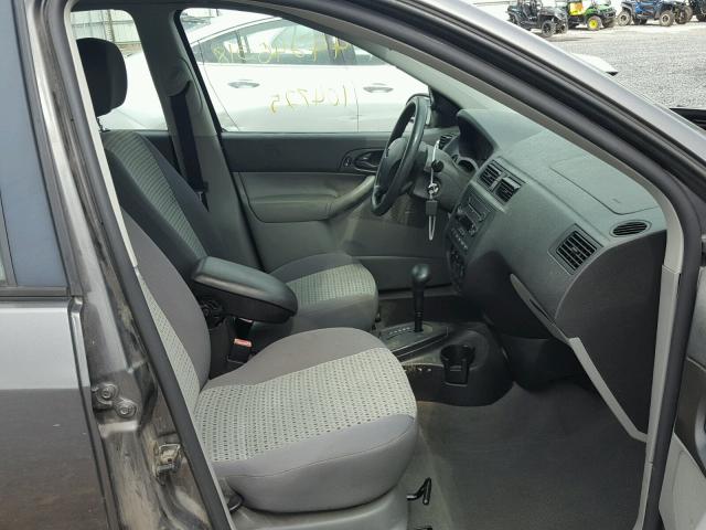 1FAFP34N86W140449 - 2006 FORD FOCUS ZX4 GRAY photo 5