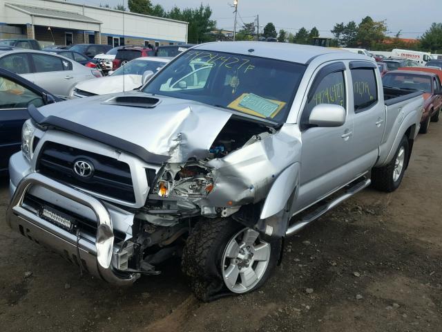 5TEMU52NX6Z293832 - 2006 TOYOTA TACOMA DOU SILVER photo 2