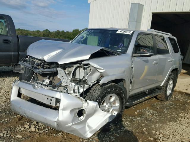 JTEZU5JR0F5102976 - 2015 TOYOTA 4RUNNER SR SILVER photo 2