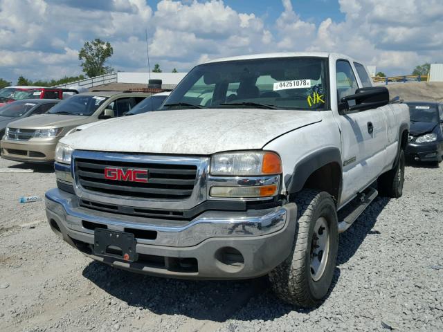 1GTHC29U95E343282 - 2005 GMC SIERRA C25 WHITE photo 2