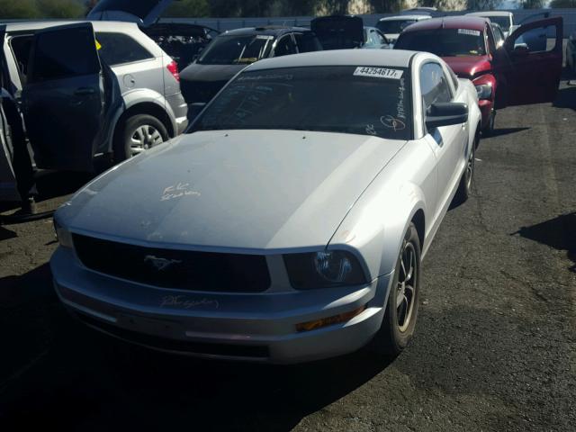 1ZVFT80N065227161 - 2006 FORD MUSTANG GRAY photo 2