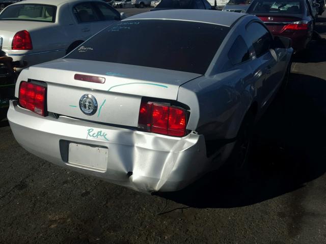 1ZVFT80N065227161 - 2006 FORD MUSTANG GRAY photo 4