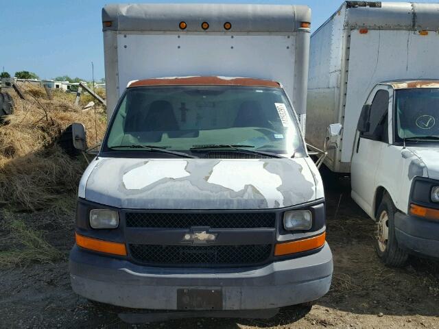 1GBHG31U841230908 - 2004 CHEVROLET EXPRESS G3 WHITE photo 10