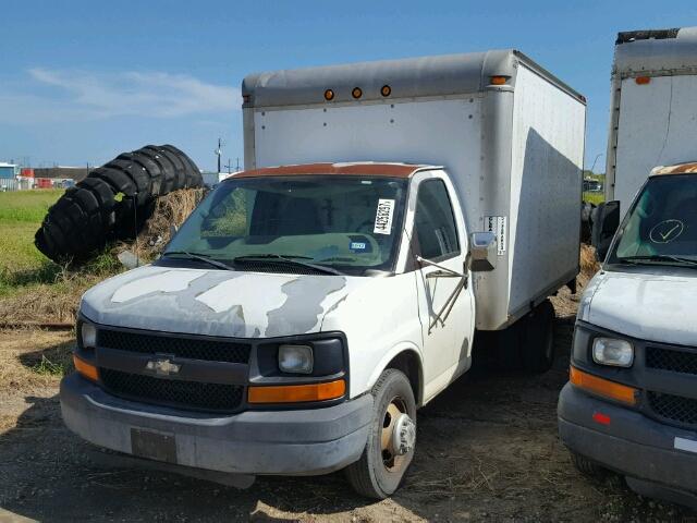 1GBHG31U841230908 - 2004 CHEVROLET EXPRESS G3 WHITE photo 2