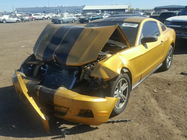 1ZVBP8AN2A5132692 - 2010 FORD MUSTANG YELLOW photo 2