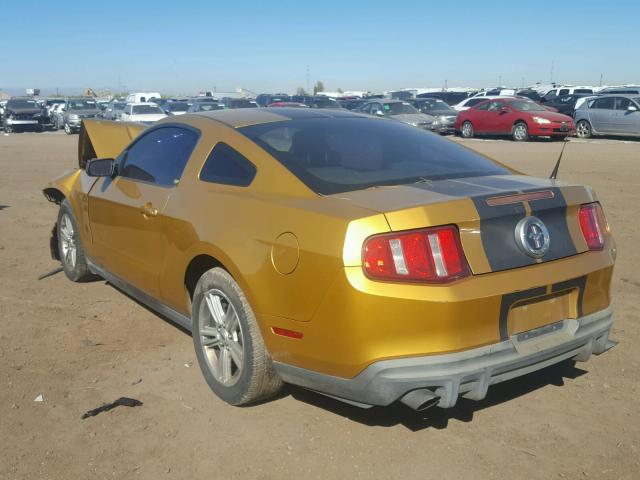 1ZVBP8AN2A5132692 - 2010 FORD MUSTANG YELLOW photo 3