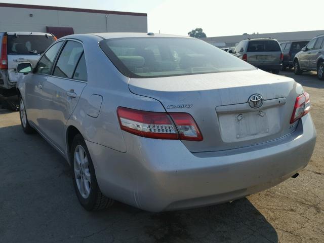 4T4BF3EK2BR123217 - 2011 TOYOTA CAMRY BASE SILVER photo 3
