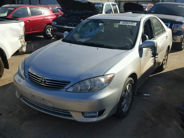 4T1BF30K45U595263 - 2005 TOYOTA CAMRY SILVER photo 2