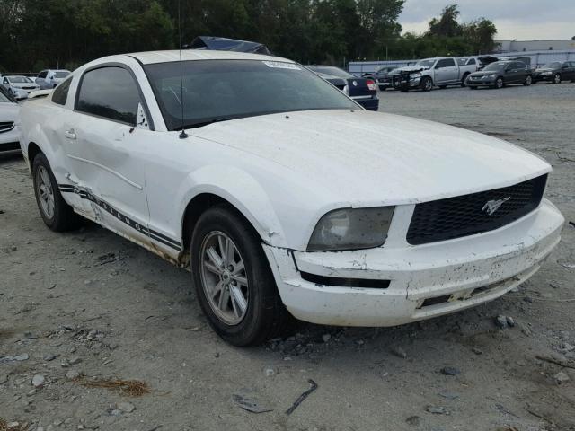 1ZVFT80N455117129 - 2005 FORD MUSTANG WHITE photo 1