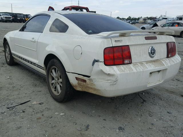 1ZVFT80N455117129 - 2005 FORD MUSTANG WHITE photo 3