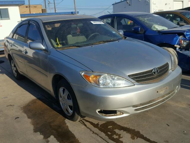 JTDBE32K220110464 - 2002 TOYOTA CAMRY LE SILVER photo 1