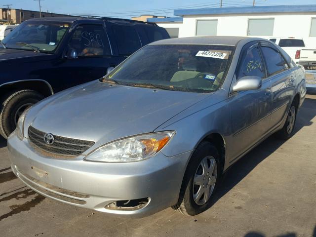 JTDBE32K220110464 - 2002 TOYOTA CAMRY LE SILVER photo 2