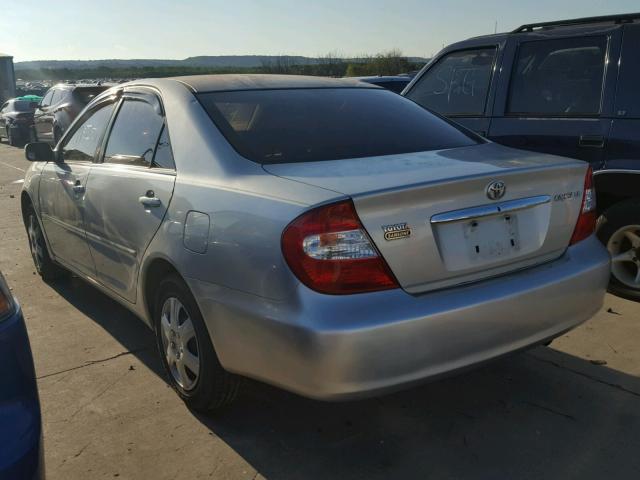 JTDBE32K220110464 - 2002 TOYOTA CAMRY LE SILVER photo 3