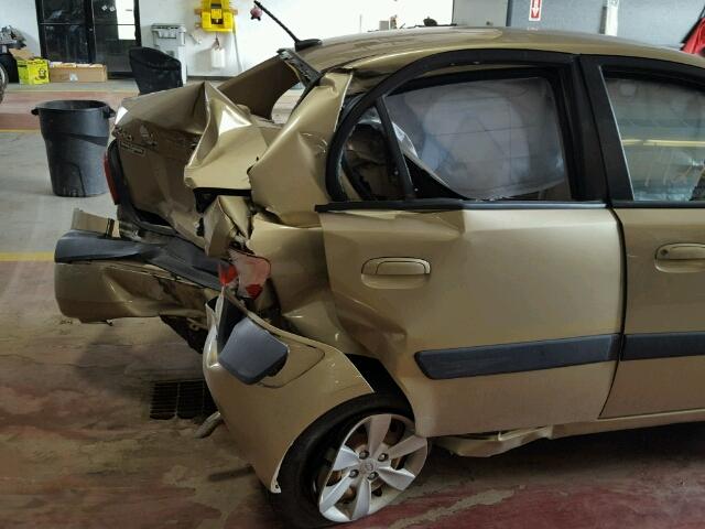 KNADE223796460964 - 2009 KIA RIO BASE GOLD photo 9