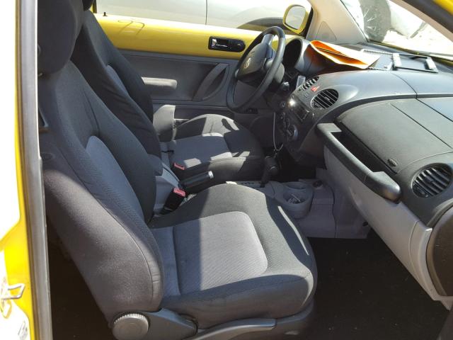 3VWCK31C25M412813 - 2005 VOLKSWAGEN NEW BEETLE 黄色 照片 5