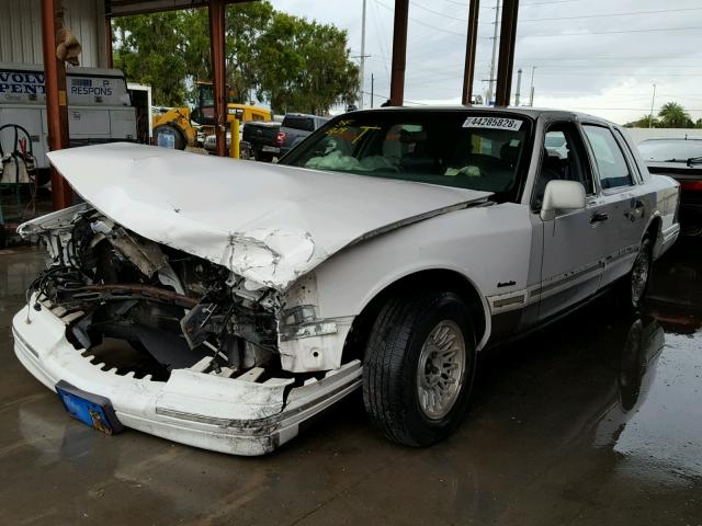 1LNLM81W1VY658773 - 1997 LINCOLN TOWN CAR WHITE photo 2