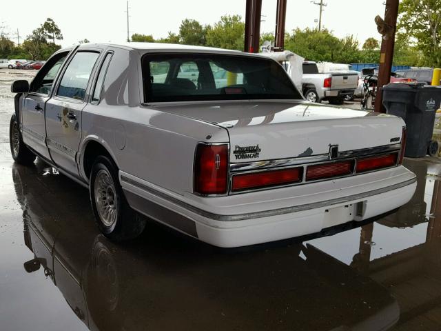 1LNLM81W1VY658773 - 1997 LINCOLN TOWN CAR WHITE photo 3