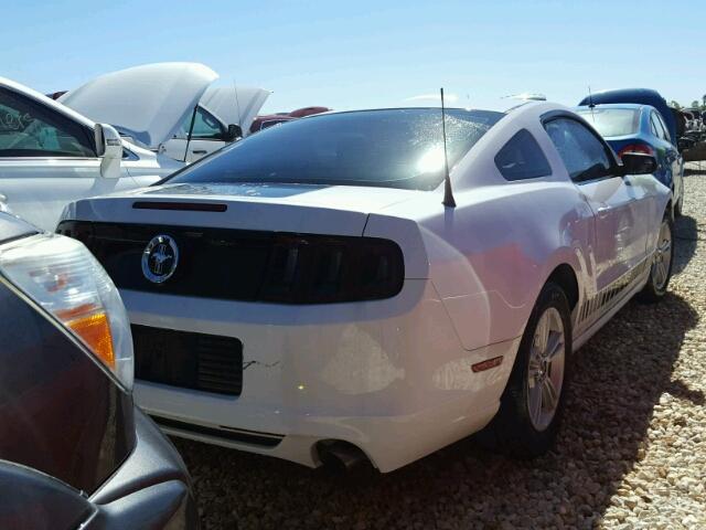 1ZVBP8AM3E5258346 - 2014 FORD MUSTANG WHITE photo 4