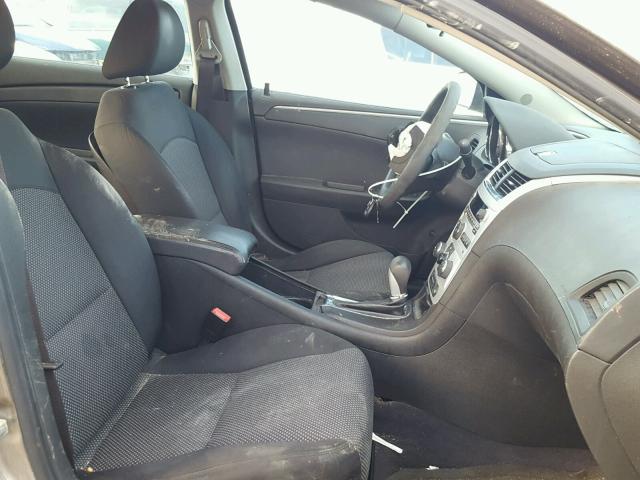 1G1ZC5E08AF321747 - 2010 CHEVROLET MALIBU 1LT ნაცრისფერი ფოტო 5