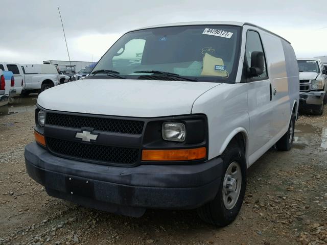 1GCFG15X281184798 - 2008 CHEVROLET EXPRESS G1 WHITE photo 2