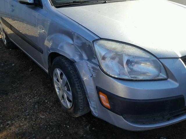 KNADE123966139966 - 2006 KIA RIO SILVER photo 9