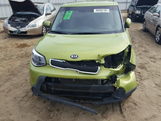 KNDJN2A23F7796129 - 2015 KIA SOUL GREEN photo 9