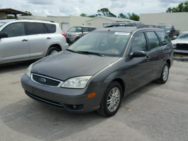 1FAFP36N65W293696 - 2005 FORD FOCUS ZXW GRAY photo 2