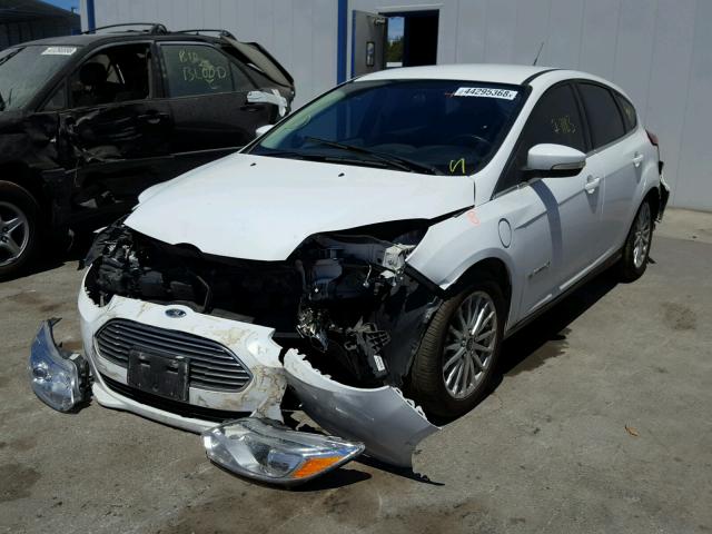 1FADP3R42DL125984 - 2013 FORD FOCUS BEV WHITE photo 2