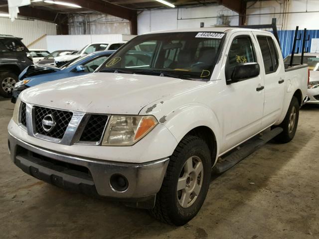 1N6AD07UX5C460299 - 2005 NISSAN FRONTIER WHITE photo 2