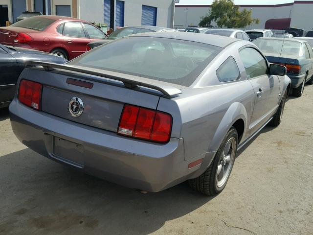 1ZVFT80N965153254 - 2006 FORD MUSTANG GRAY photo 4