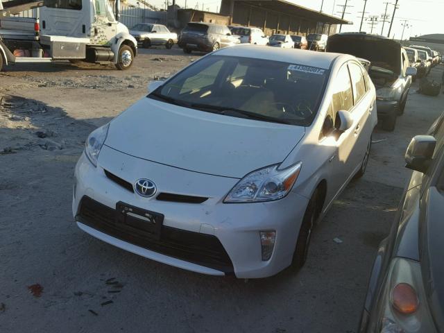 JTDKN3DU1F1988059 - 2015 TOYOTA PRIUS WHITE photo 2