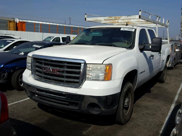 1GTHC23K48F195581 - 2008 GMC SIERRA C25 WHITE photo 2