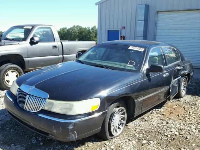 1LNHM82W22Y625359 - 2002 LINCOLN TOWN CAR BLACK photo 2