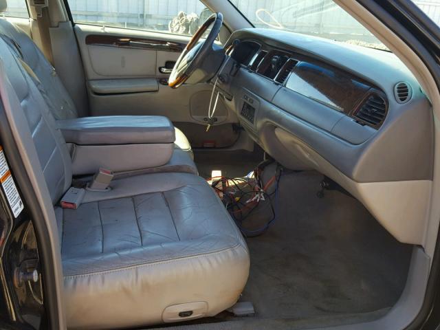 1LNHM82W22Y625359 - 2002 LINCOLN TOWN CAR BLACK photo 5