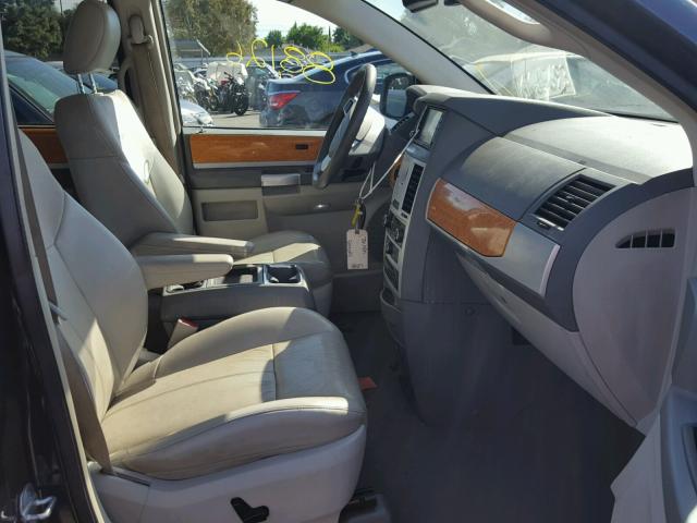 2A8HR64X79R633531 - 2009 CHRYSLER TOWN & COU BLUE photo 5