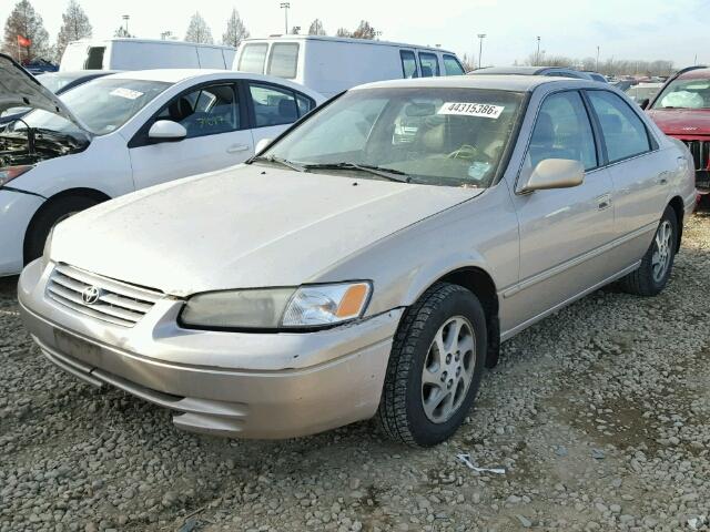 4T1BF22K6WU052389 - 1998 TOYOTA CAMRY CE BEIGE photo 2