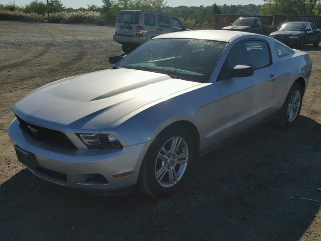 1ZVBP8AN3A5150358 - 2010 FORD MUSTANG SILVER photo 2