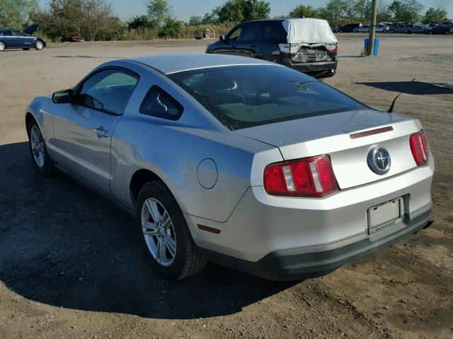 1ZVBP8AN3A5150358 - 2010 FORD MUSTANG SILVER photo 3