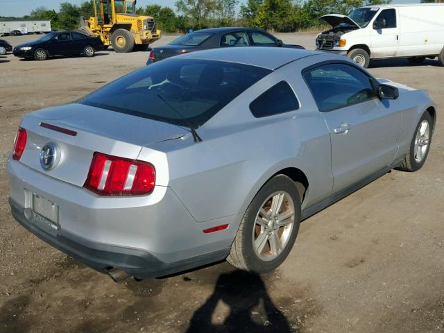 1ZVBP8AN3A5150358 - 2010 FORD MUSTANG SILVER photo 4