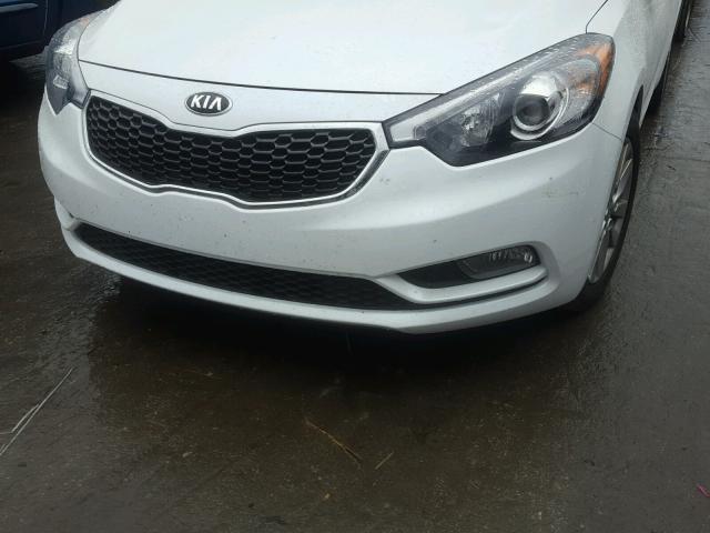 KNAFX4A84E5052076 - 2014 KIA FORTE EX WHITE photo 9