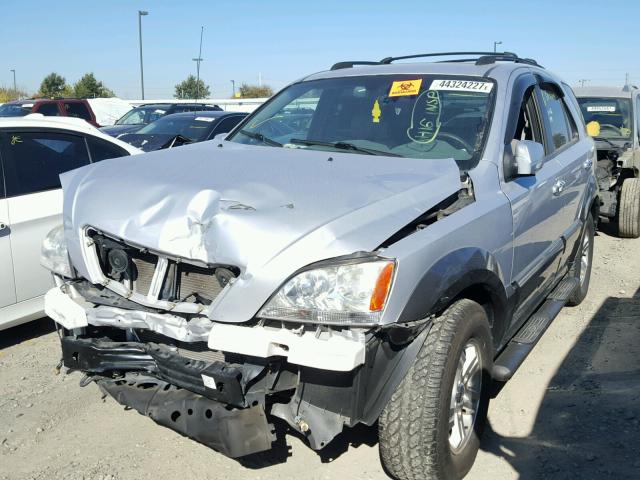 KNDJC733855366518 - 2005 KIA SORENTO SILVER photo 2