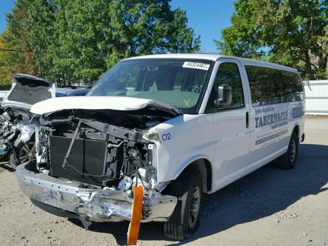 1GAHG39U471184488 - 2007 CHEVROLET EXPRESS G3 WHITE photo 2