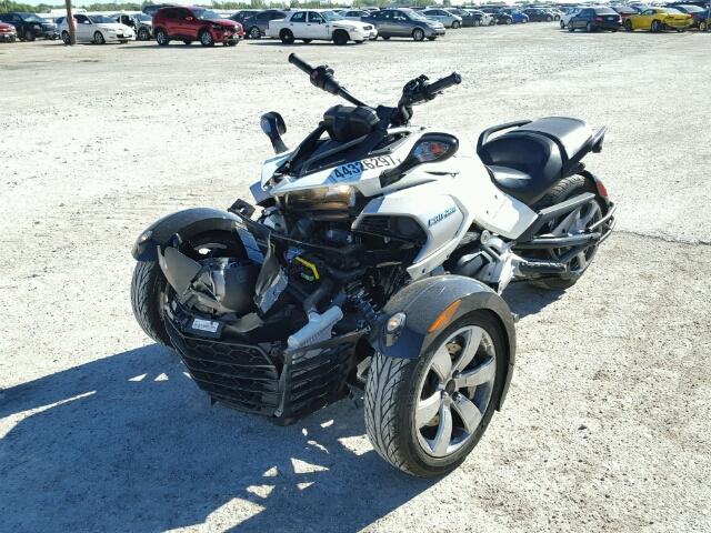 2BXRDDD28FV001272 - 2015 CAN-AM SPYDER ROA WHITE photo 2