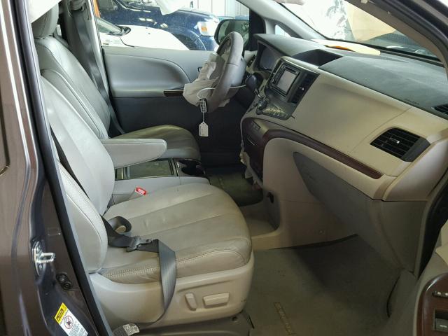 5TDYK3DC1CS271492 - 2012 TOYOTA SIENNA XLE GRAY photo 5