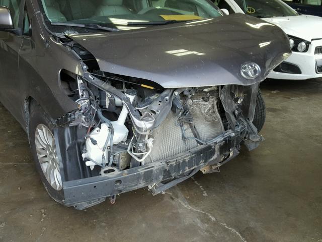 5TDYK3DC1CS271492 - 2012 TOYOTA SIENNA XLE GRAY photo 9