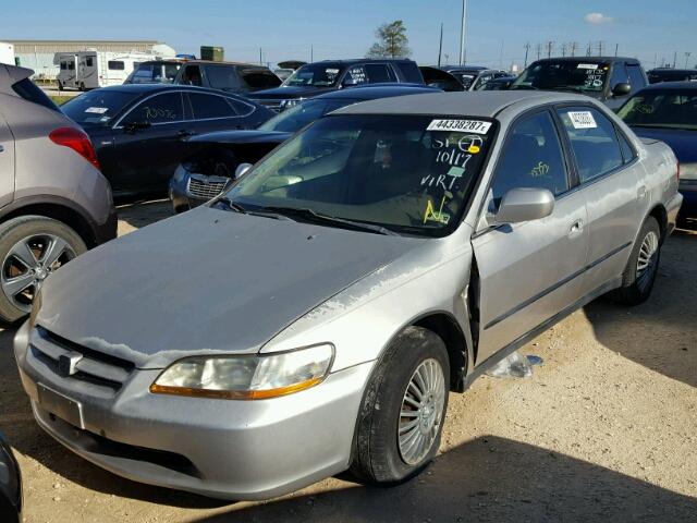 1HGCG1649XA002053 - 1999 HONDA ACCORD LX SILVER photo 2