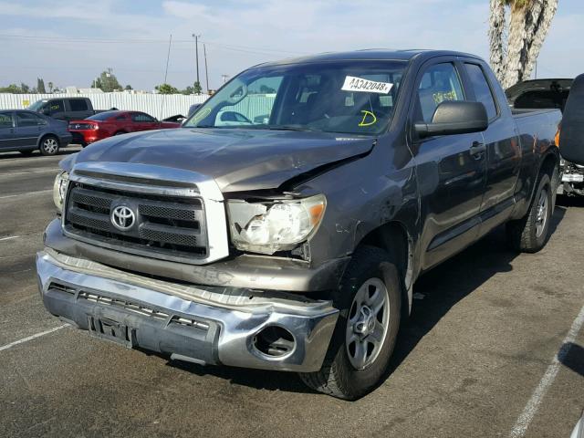 5TFUY5F12AX115389 - 2010 TOYOTA TUNDRA DOU CHARCOAL photo 2