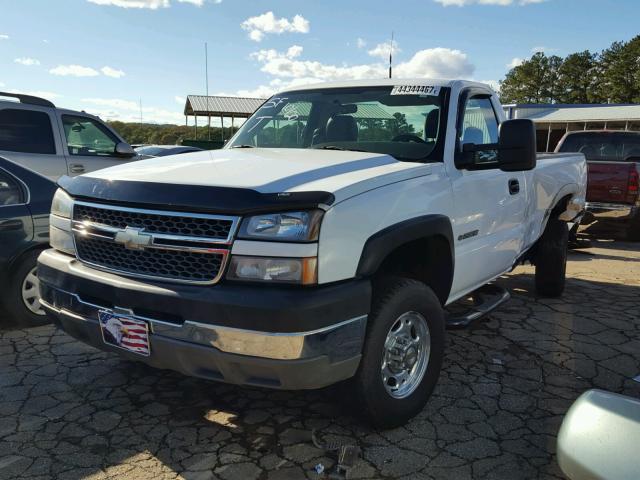 1GBHC24U65E161065 - 2005 CHEVROLET SILVERADO WHITE photo 2